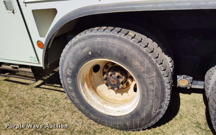 image for item DP4914 2005 International 7400 digger derrick truck