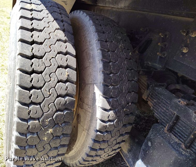 image for item DP4914 2005 International 7400 digger derrick truck