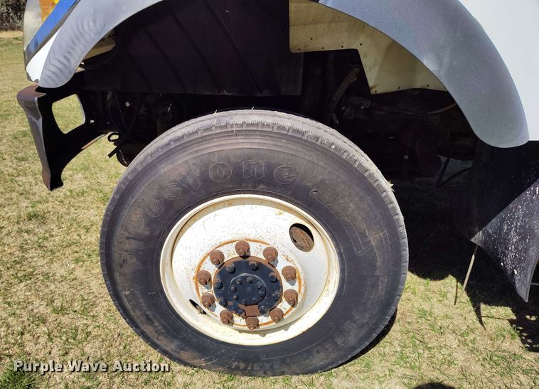 image for item DP4914 2005 International 7400 digger derrick truck