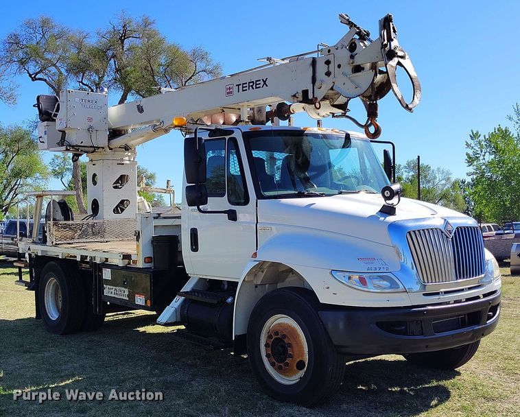 image for item DP4915 2008 International 4400 digger derrick truck