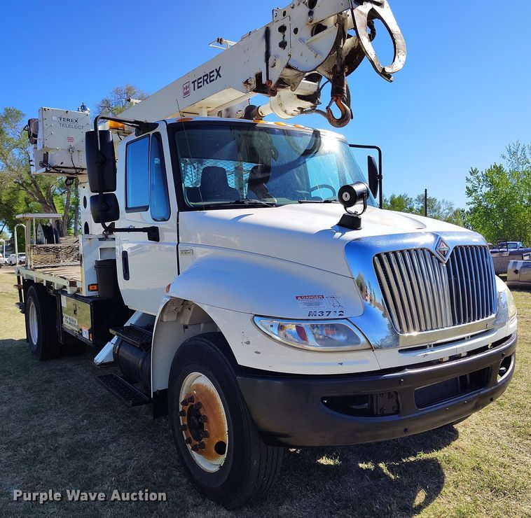 image for item DP4915 2008 International 4400 digger derrick truck