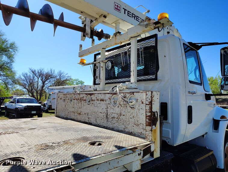 image for item DP4915 2008 International 4400 digger derrick truck