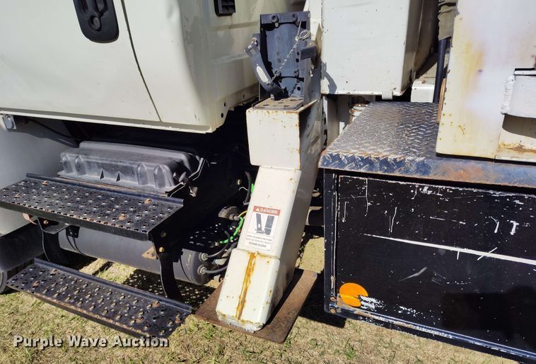 image for item DP4915 2008 International 4400 digger derrick truck