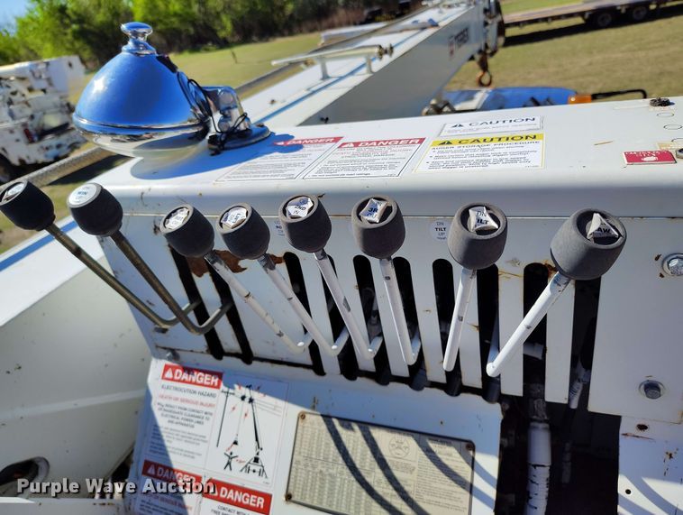 image for item DP4915 2008 International 4400 digger derrick truck