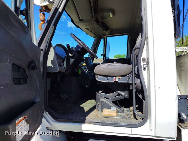 image for item DP4915 2008 International 4400 digger derrick truck