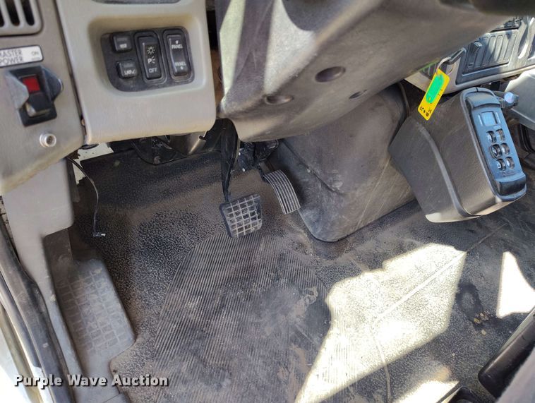 image for item DP4915 2008 International 4400 digger derrick truck