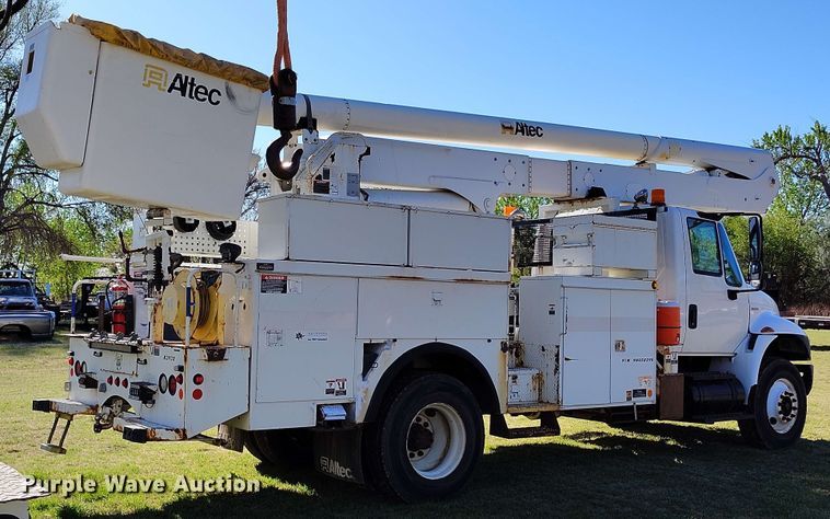image for item DP4916 2009 International 4400 bucket truck