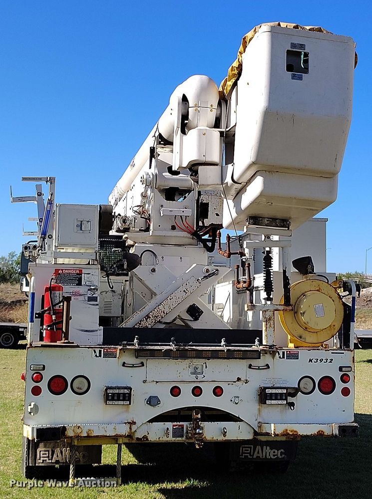 image for item DP4916 2009 International 4400 bucket truck
