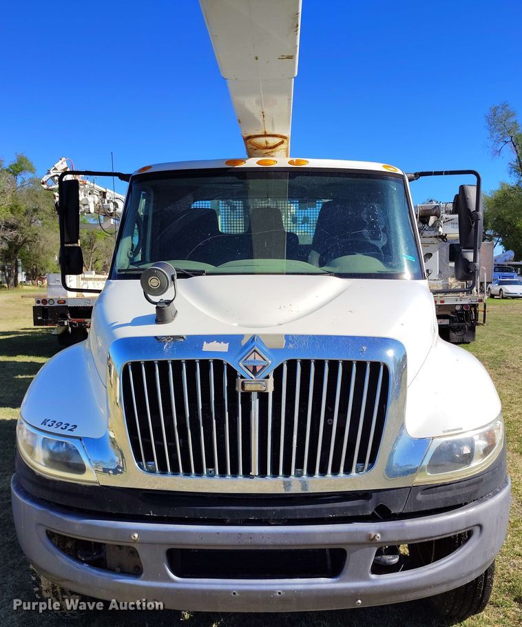 image for item DP4916 2009 International 4400 bucket truck