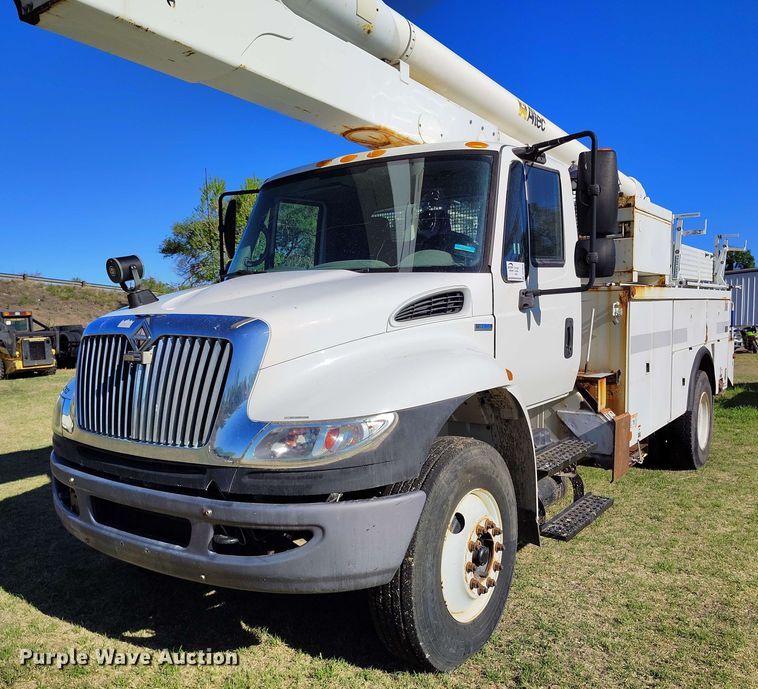 image for item DP4916 2009 International 4400 bucket truck
