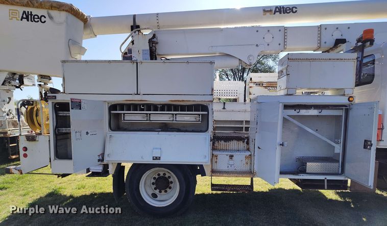 image for item DP4916 2009 International 4400 bucket truck