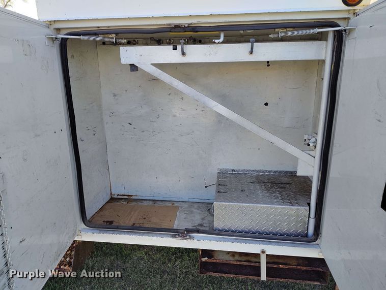 image for item DP4916 2009 International 4400 bucket truck