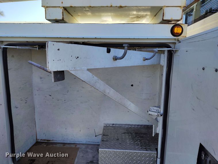 image for item DP4916 2009 International 4400 bucket truck