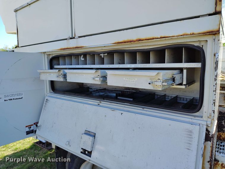 image for item DP4916 2009 International 4400 bucket truck