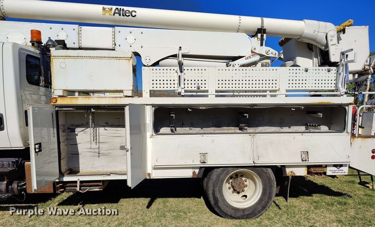 image for item DP4916 2009 International 4400 bucket truck