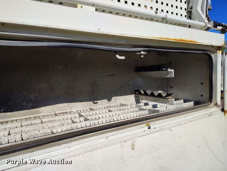 image for item DP4916 2009 International 4400 bucket truck