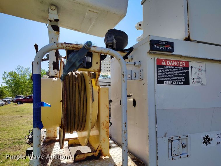 image for item DP4916 2009 International 4400 bucket truck