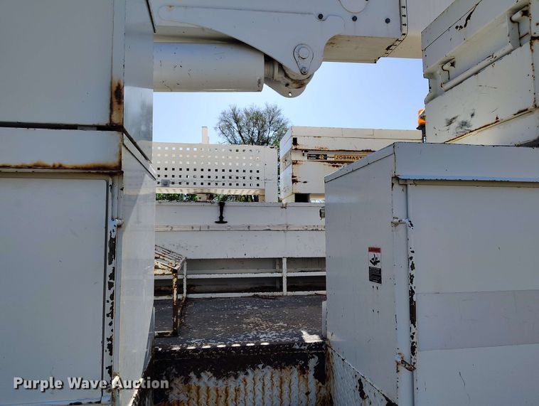 image for item DP4916 2009 International 4400 bucket truck