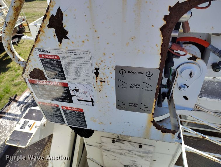 image for item DP4916 2009 International 4400 bucket truck