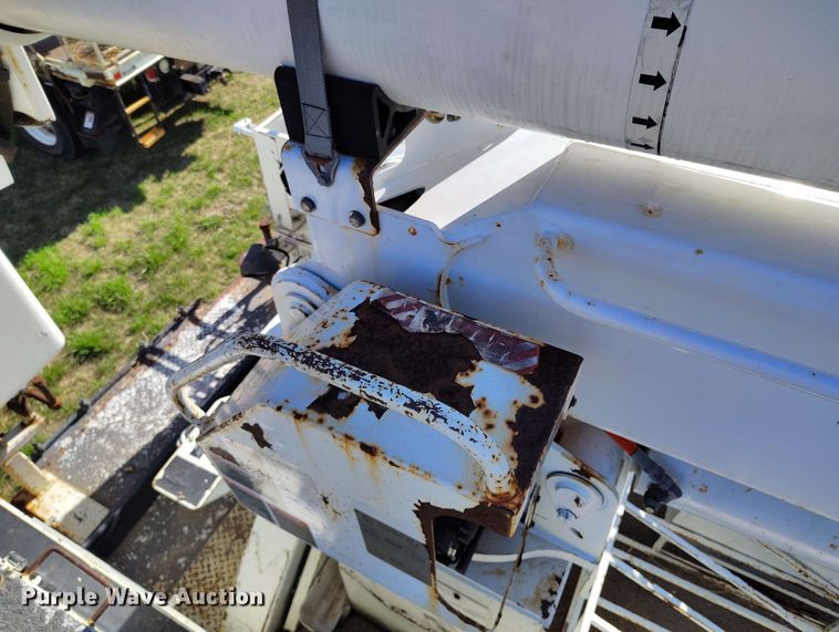 image for item DP4916 2009 International 4400 bucket truck