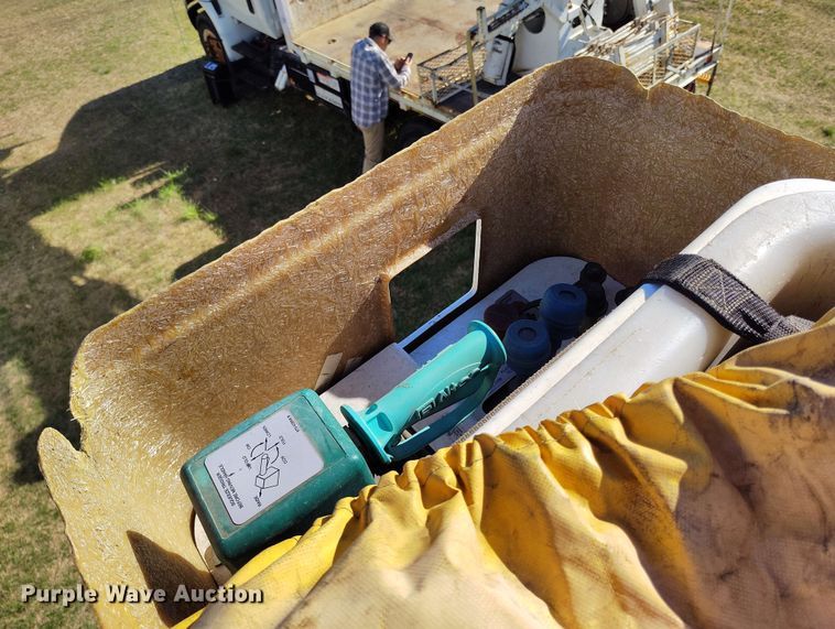 image for item DP4916 2009 International 4400 bucket truck