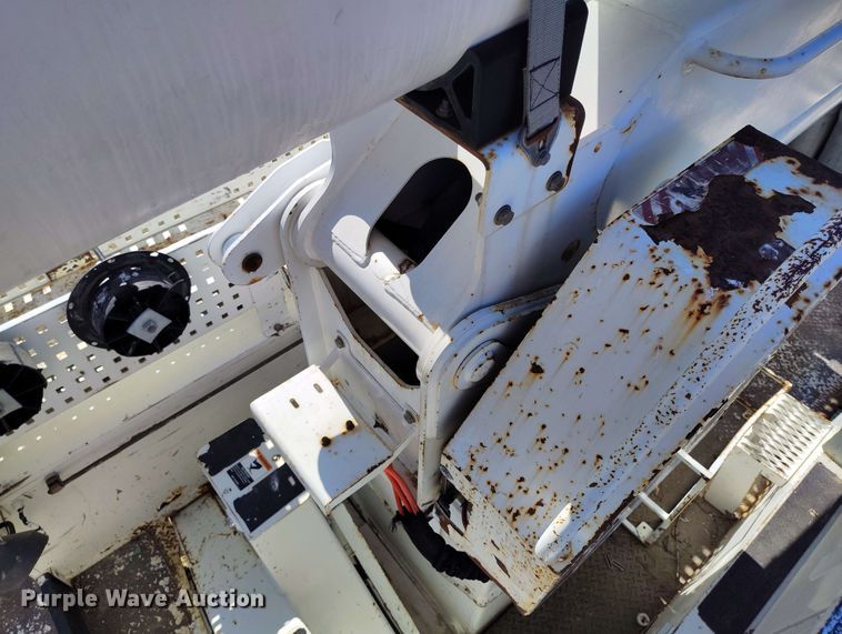 image for item DP4916 2009 International 4400 bucket truck