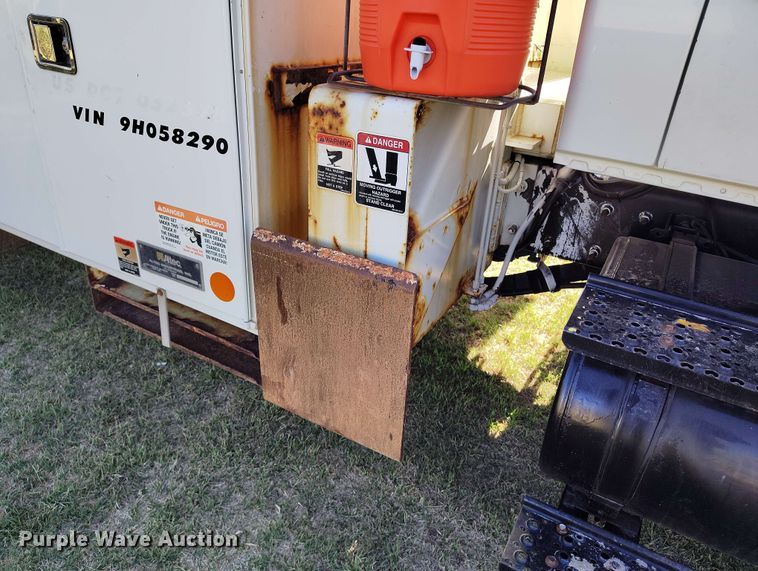 image for item DP4916 2009 International 4400 bucket truck