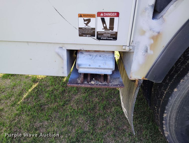 image for item DP4916 2009 International 4400 bucket truck