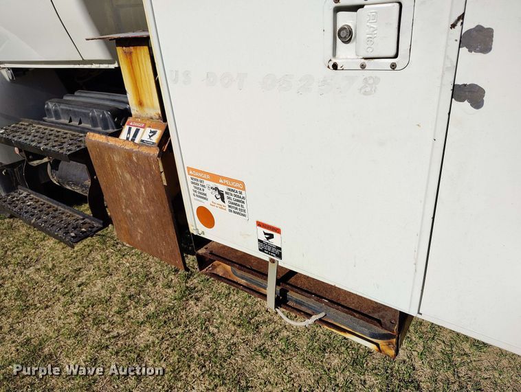 image for item DP4916 2009 International 4400 bucket truck