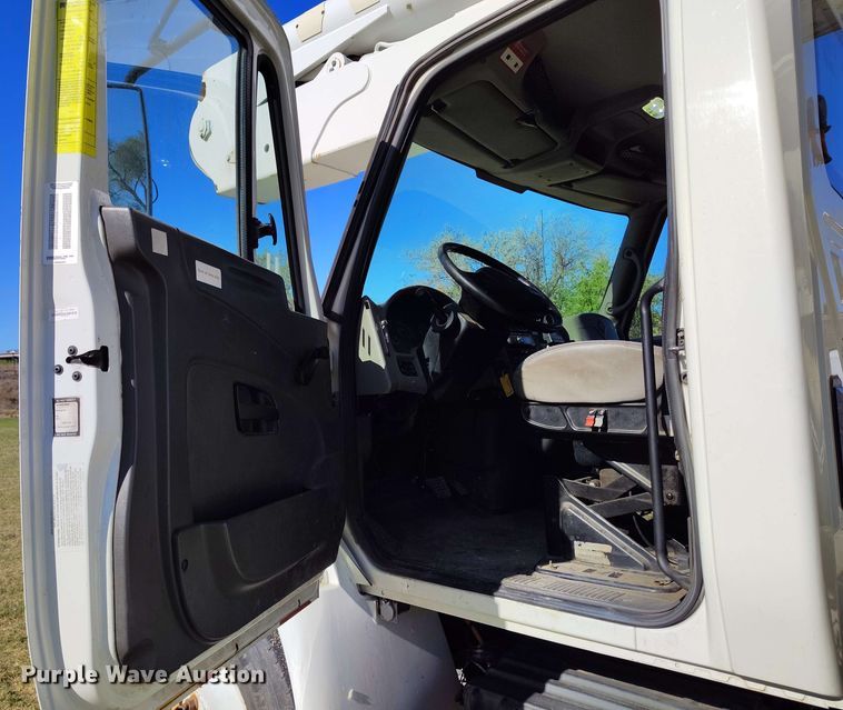 image for item DP4916 2009 International 4400 bucket truck