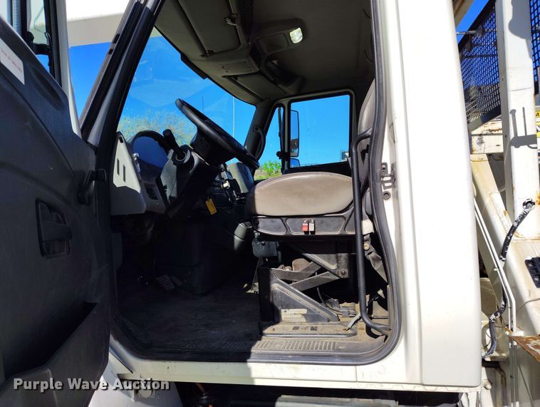 image for item DP4916 2009 International 4400 bucket truck