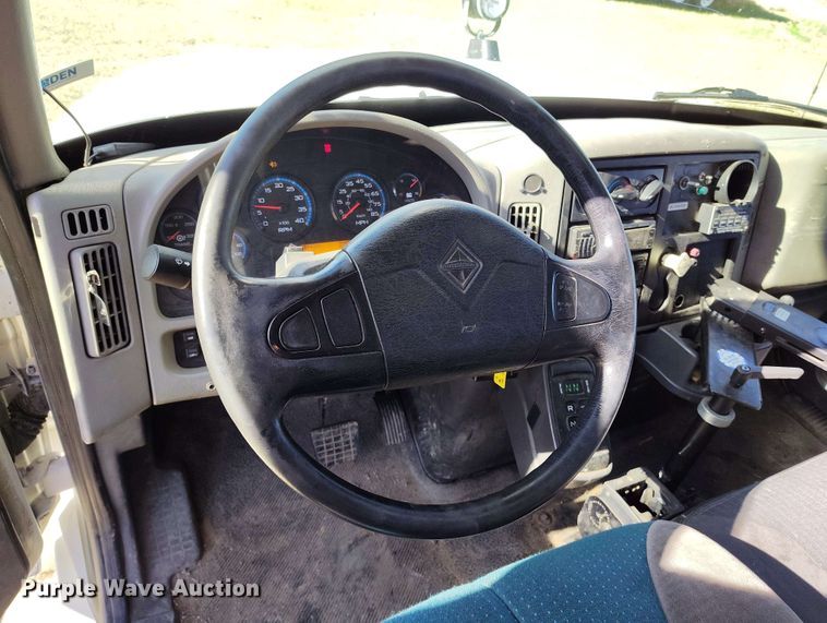 image for item DP4916 2009 International 4400 bucket truck