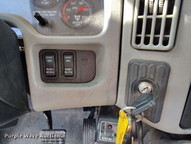 image for item DP4916 2009 International 4400 bucket truck