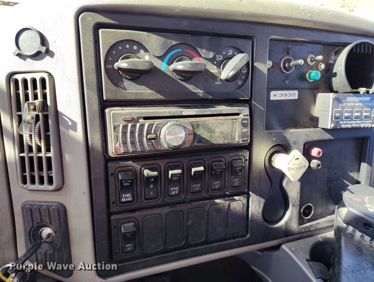 image for item DP4916 2009 International 4400 bucket truck