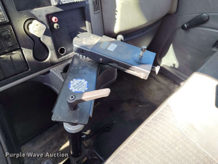 image for item DP4916 2009 International 4400 bucket truck