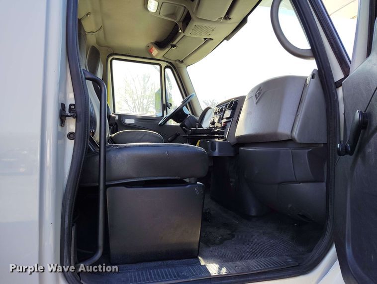 image for item DP4916 2009 International 4400 bucket truck