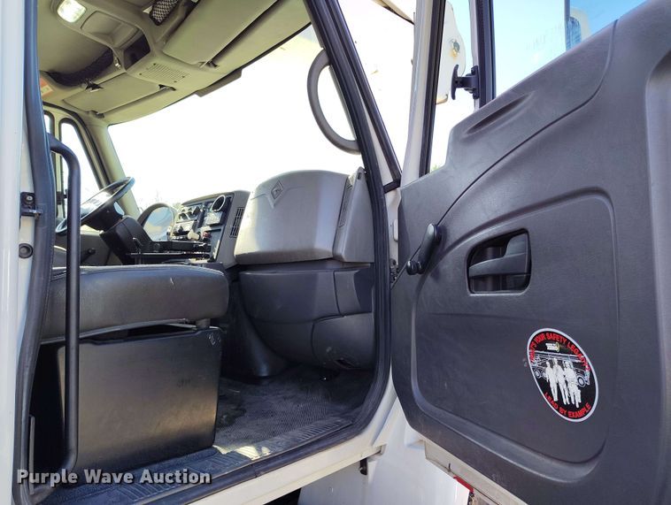 image for item DP4916 2009 International 4400 bucket truck