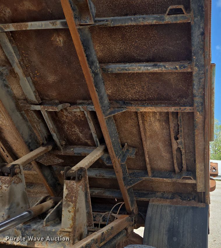 image for item DP6362 1991 International 4700 dump truck