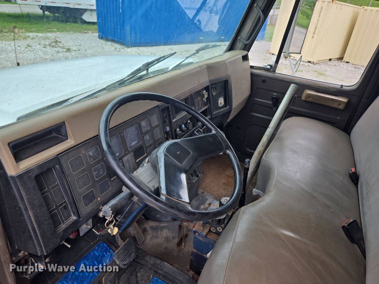 image for item DP6362 1991 International 4700 dump truck