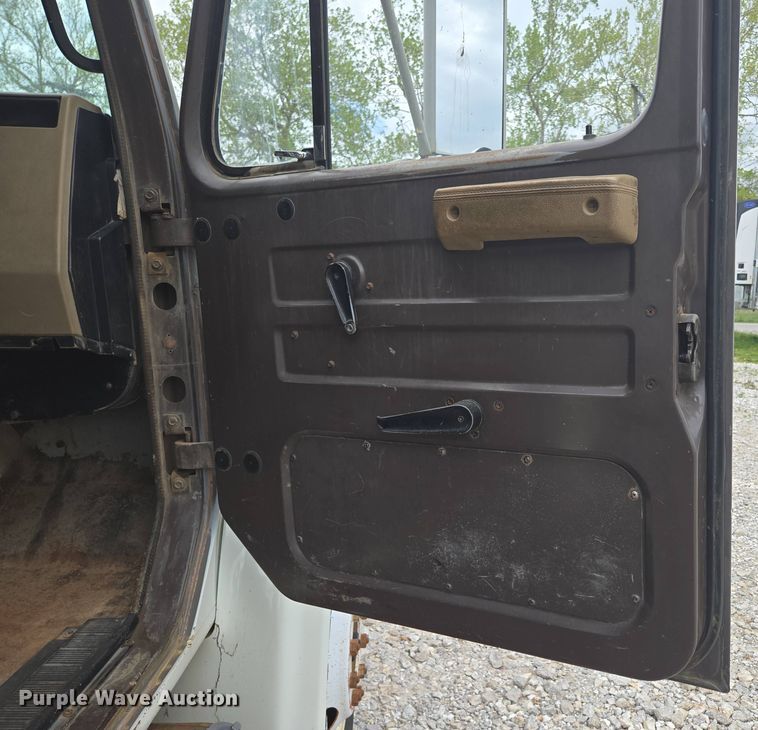 image for item DP6362 1991 International 4700 dump truck