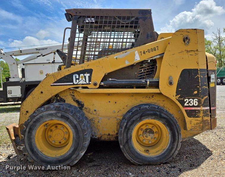 image for item DP6372 2004 Caterpillar 236 skid steer loader