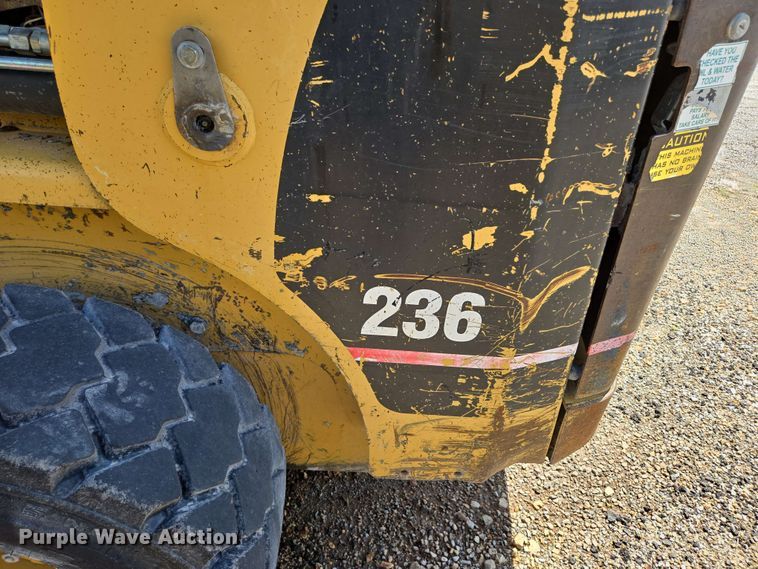 image for item DP6372 2004 Caterpillar 236 skid steer loader
