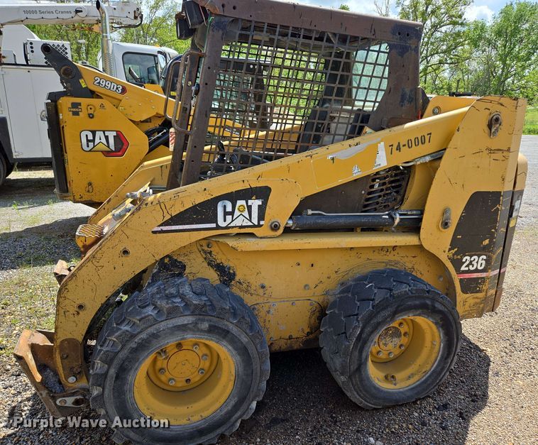 image for item DP6372 2004 Caterpillar 236 skid steer loader