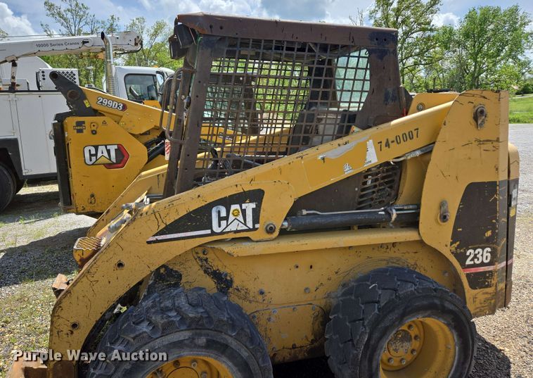 image for item DP6372 2004 Caterpillar 236 skid steer loader
