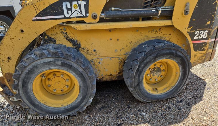 image for item DP6372 2004 Caterpillar 236 skid steer loader