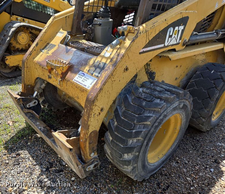 image for item DP6372 2004 Caterpillar 236 skid steer loader