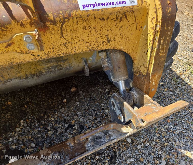 image for item DP6372 2004 Caterpillar 236 skid steer loader