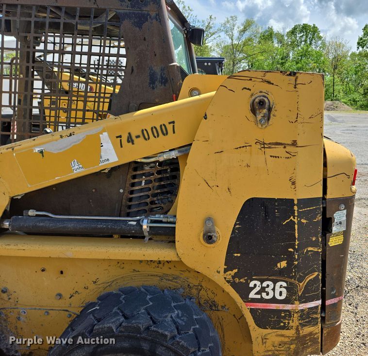 image for item DP6372 2004 Caterpillar 236 skid steer loader