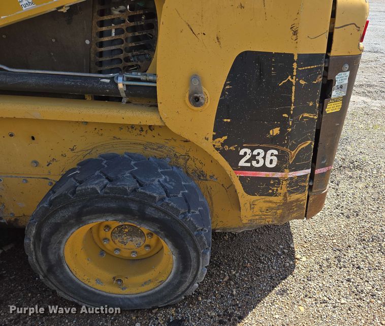 image for item DP6372 2004 Caterpillar 236 skid steer loader