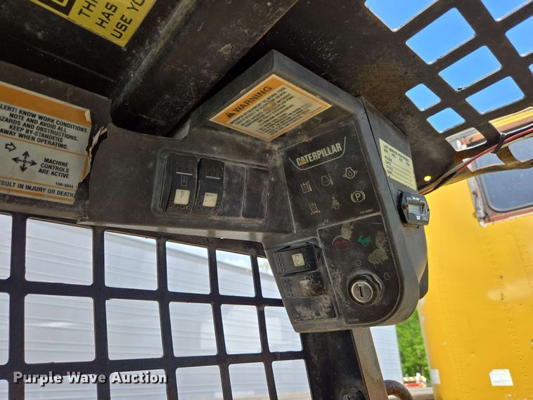 image for item DP6372 2004 Caterpillar 236 skid steer loader